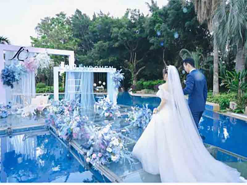 Floating acrylic stage on water