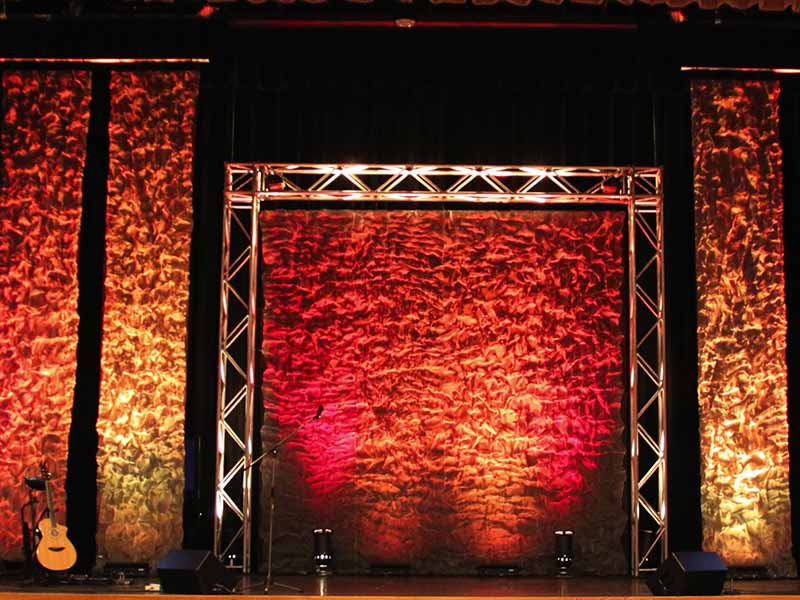 عادة ما يتم تزيين مسرح الكنيسة بتجهيزات تروس الإضاءة بإضاءة LED