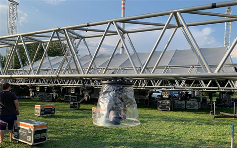دعامة السقف المصنوعة من الألومنيوم في سلوفاكيا للاحتفال بالعام الجديد 2020
