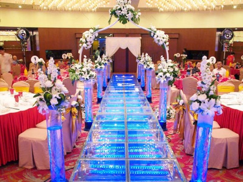 كيف تصنع مرحلة استقبال حفل زفاف شفافة؟